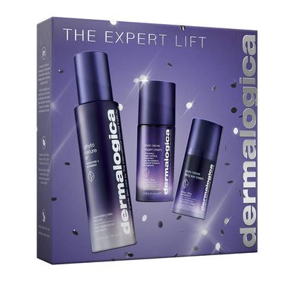 Ein „The Expert Lift Set“ von Dermalogica in einer Geschenkbox mit dem „Phyto Nature Trio“ – drei violette Flakons vor violettem Hintergrund mit silbernen Akzenten –, das speziell zur Bekämpfung von Hautalterung und zur Förderung der Langlebigkeit Ihrer Haut entwickelt wurde.