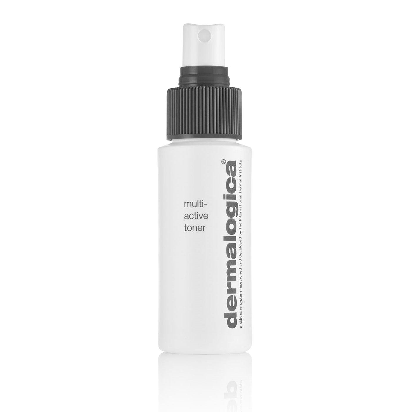 Auf einem schlichten weißen Hintergrund ist eine weiße Sprühflasche mit der Aufschrift „Multi-Active Toner Luxus-Probe“ und einer schwarzen Düse sowie dem Aufdruck „KEIN VERKAUFSPRODUKT“ abgebildet.