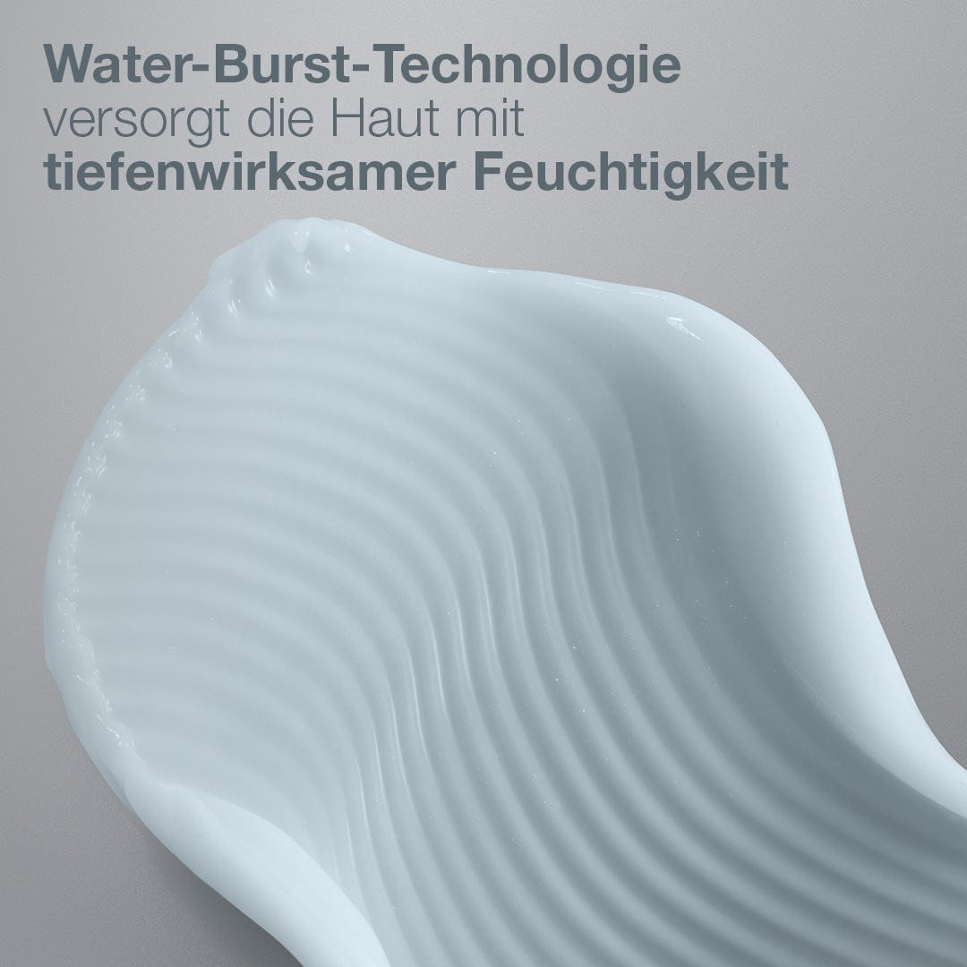 Pro-Collagen Banking Water Cream, eine weiße, cremige Feuchtigkeitscreme mit einer geriffelten Textur auf grauem Hintergrund. Der deutsche Text hebt die "Water-Burst-Technologie", die effektive Hydratation und die Unterstützung des Kollagenerhalts hervor.