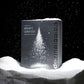 Eine graue Schachtel mit der Aufschrift „Adventskalender“ steht in Kunstschnee mit einem weißen Baummotiv. Der Dermalogica Premium-Adventskalender 2026 bietet 24 Tage lang Hautpflege-Überraschungen und trägt an der Seite den Markennamen „dermalogica“ – damit ist er das perfekte festliche Geschenk für jeden Hautpflege-Fan.