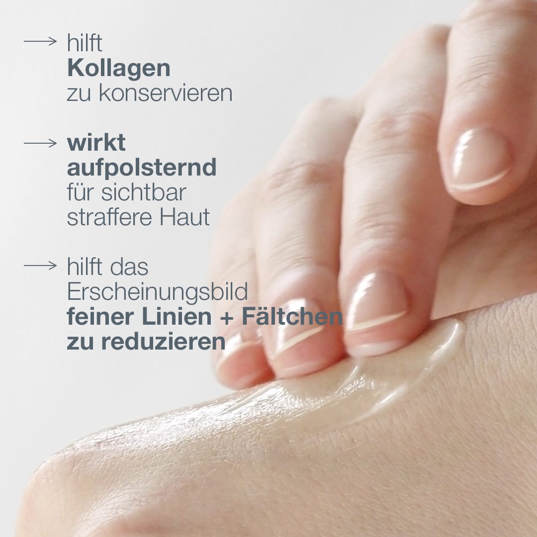Die Hand einer Frau mit Presell Pro-Collagen Banking Serum | Aufpolsterndes Serum auf die Haut auftragen.