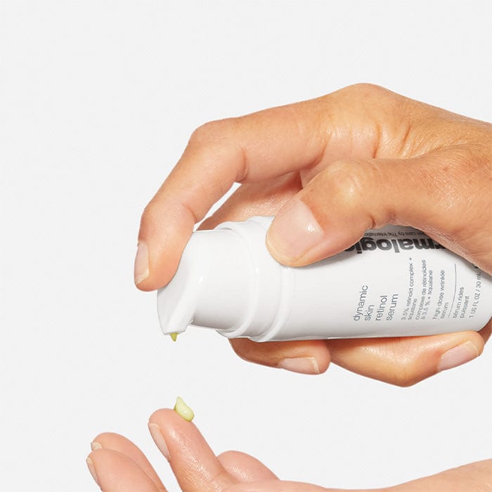 Eine Hand hält eine Flasche Routine mit Retinol, ein wirksames Produkt zur Bekämpfung von Hautveränderungen.