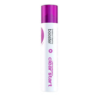 Eine weiße, zylindrische Flasche mit violettem Deckel und der Aufschrift „Breakout Clearing Booster 30 ml“ der Marke „“, mit hautberuhigenden botanischen Wirkstoffen für eine verstärkte beruhigende Wirkung.