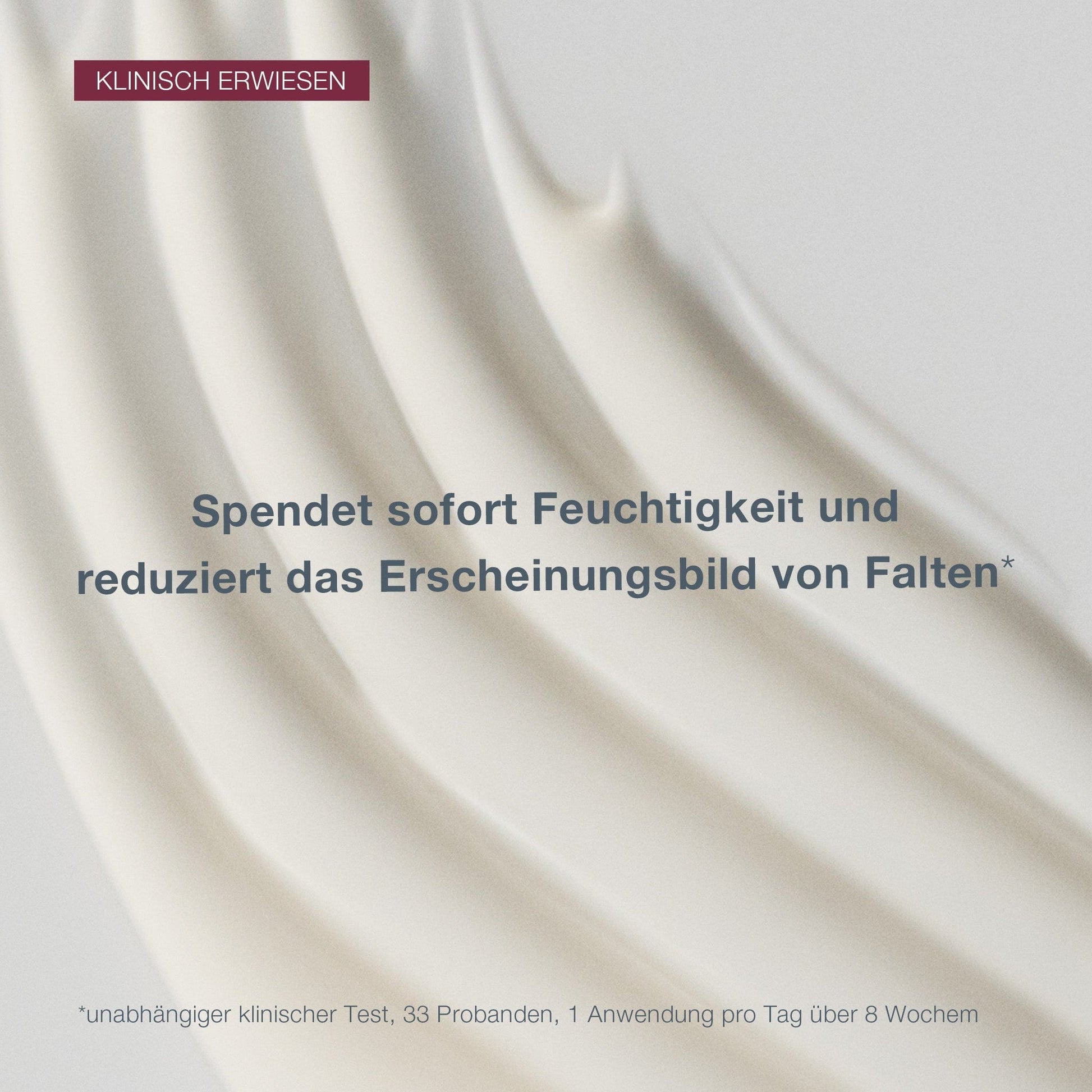 Nahaufnahme einer glatten, weißen Dynamic Skin Recovery SPF50-Creme mit einem Text auf Deutsch, der ihre klinisch nachgewiesene feuchtigkeitsspendende und faltenreduzierende Wirkung anpreist.