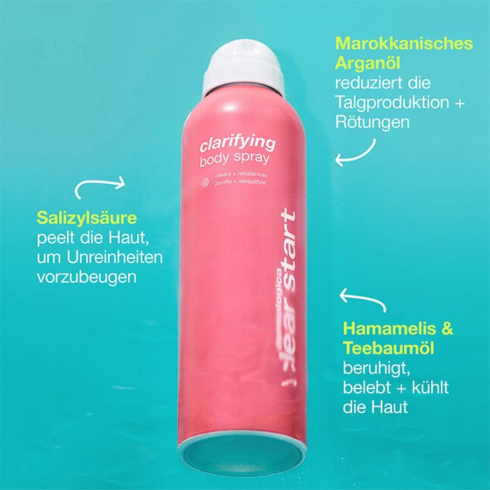 Rosa "clarifying body spray" Flasche vor blauem Hintergrund mit hervorgehobenen Inhaltsstoffen wie Salizylsäure, marokkanisches Arganöl sowie Hamamelis und Teebaumöl.