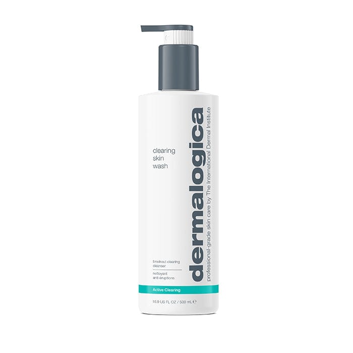 Flasche mit Clearing Skin Wash Gesichtsreiniger auf weißem Hintergrund.