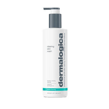 Flasche mit Dermalogica Clearing Skin Wash Gesichtsreiniger auf weißem Hintergrund.