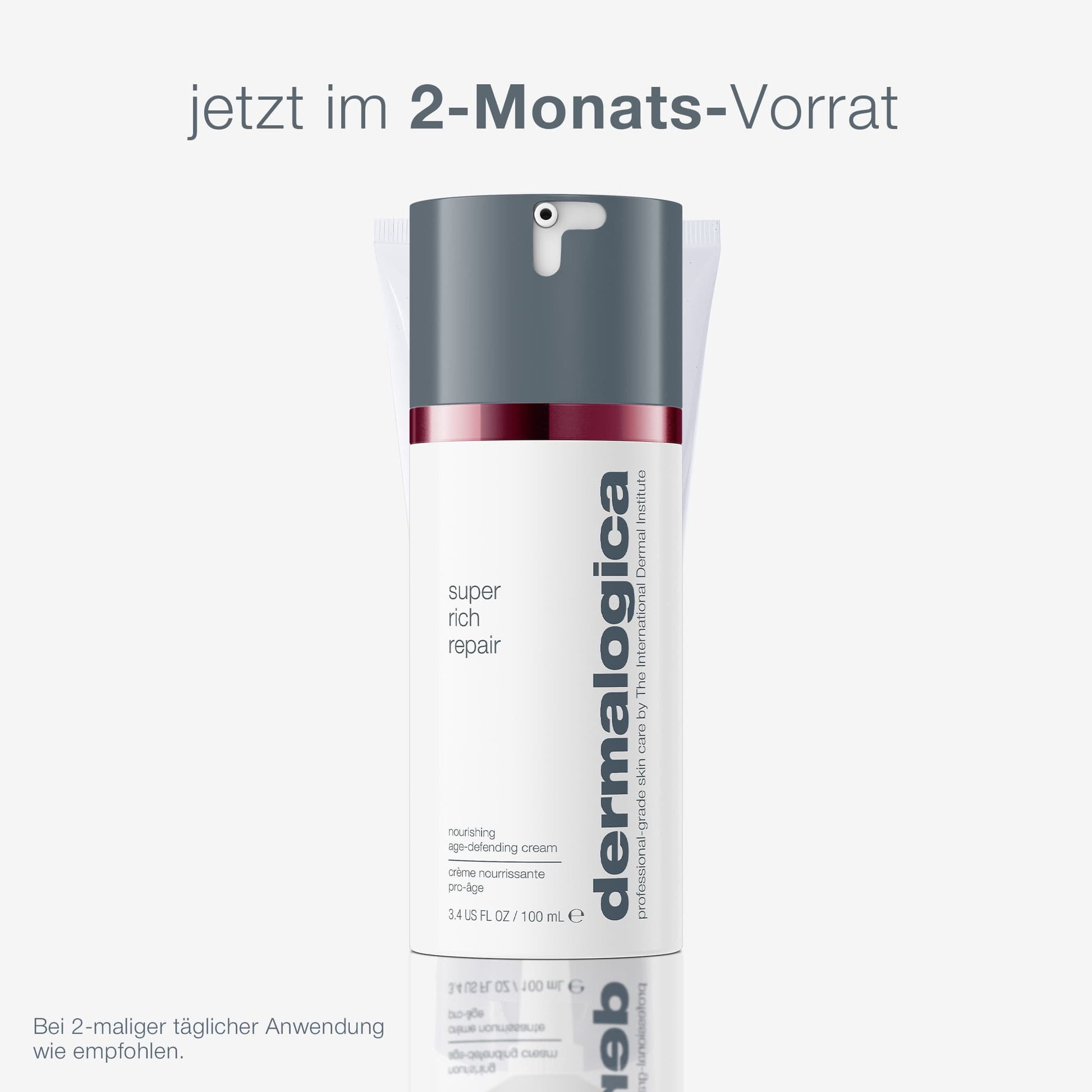 Super Rich Repair ist ein hochkonzentrierter Moisturizer in silberner und bordeauxfarbener Pumpflasche. Die Verpackung weist auf einen 2-Monatsvorrat hin und empfiehlt tägliche Feuchtigkeitspflege für trockene Haut.