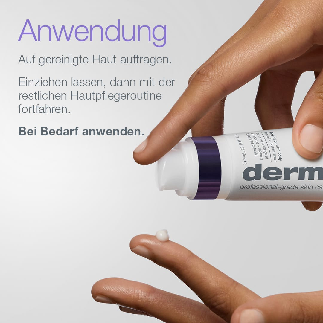 Eine Hand gibt etwas „Stabilizing Repair Serum“ auf eine Fingerspitze, im Hintergrund ist eine deutsche Anleitung zu sehen, wie man die Hautbarriere stärkt.
