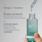 Eine Hand hält eine Flasche AGE Bright Clearing Serum-ein Serum mit Salicylsäure gegen Erwachsenenakne und Pigmentflecken-neben deutschen Schritt-für-Schritt-Anweisungen, während der Tropfer Serum über die Flasche gibt.