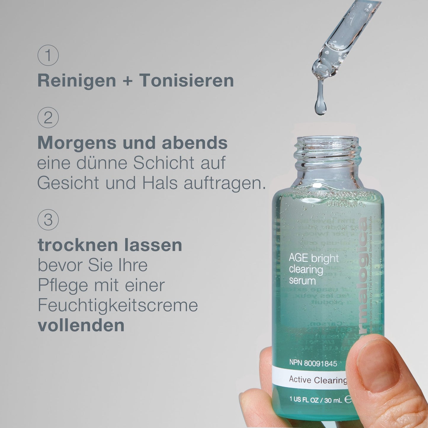 Eine Hand hält eine Flasche AGE Bright Clearing Serum-ein Serum mit Salicylsäure gegen Erwachsenenakne und Pigmentflecken-neben deutschen Schritt-für-Schritt-Anweisungen, während der Tropfer Serum über die Flasche gibt.
