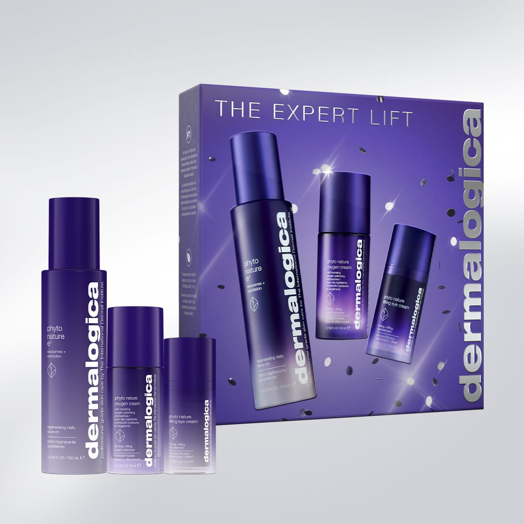 Drei violette Dermalogica-Hautpflegeflakons aus dem „The Expert Lift“-Set sind vor einer passenden Schachtel mit der Aufschrift „The Expert Lift“ zu sehen, auf der Abbildungen derselben Produkte abgebildet sind. Dieses fachmännisch zusammengestellte Set wirkt der Hautalterung entgegen und fördert die Langlebigkeit der Haut – für sichtbar straffere, verjüngte Haut.