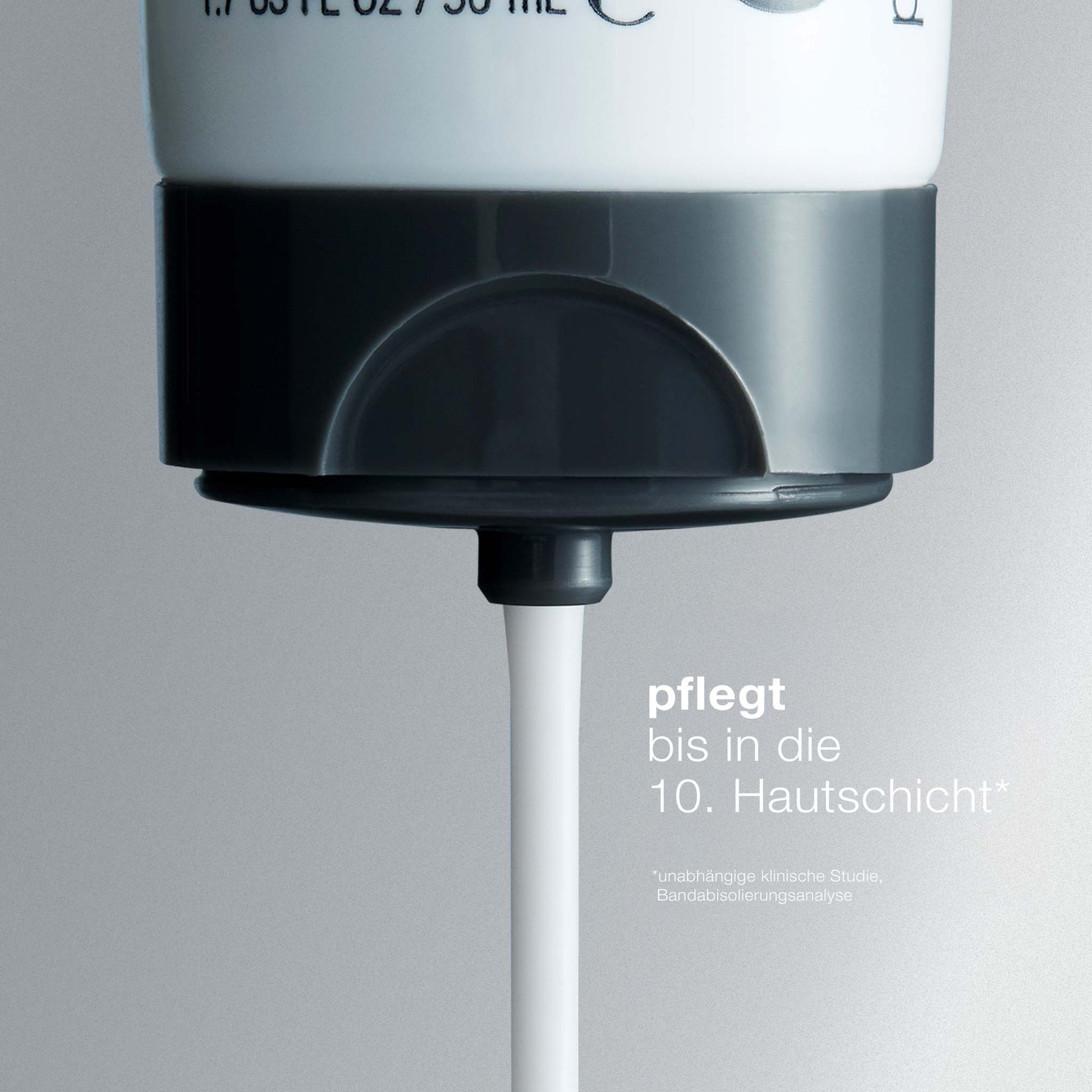 Nahaufnahme einer Tube „Intensive Moisture Balance“, aus der weiße Creme austritt, mit der deutschen Aufschrift „pflegt bis in die 10. Hautschicht“ – ideal für trockene Haut dank des BioReplenish-Komplexes für tiefgehende Feuchtigkeitsversorgung.