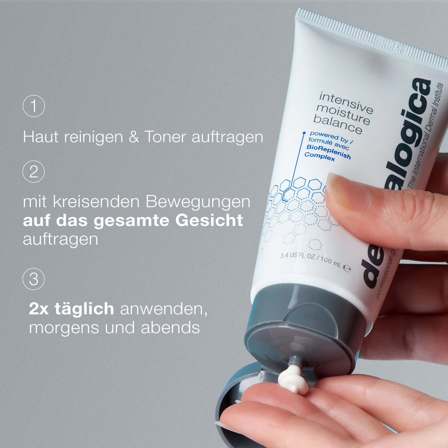 Eine Hand gibt „Intensive Moisture Balance“ von Dermalogica aus einer Tube ab, das den BioReplenish Complex enthält; links sind die deutschen Anweisungen zur Anwendung im Gesicht und zur Pflege trockener Haut zu sehen.