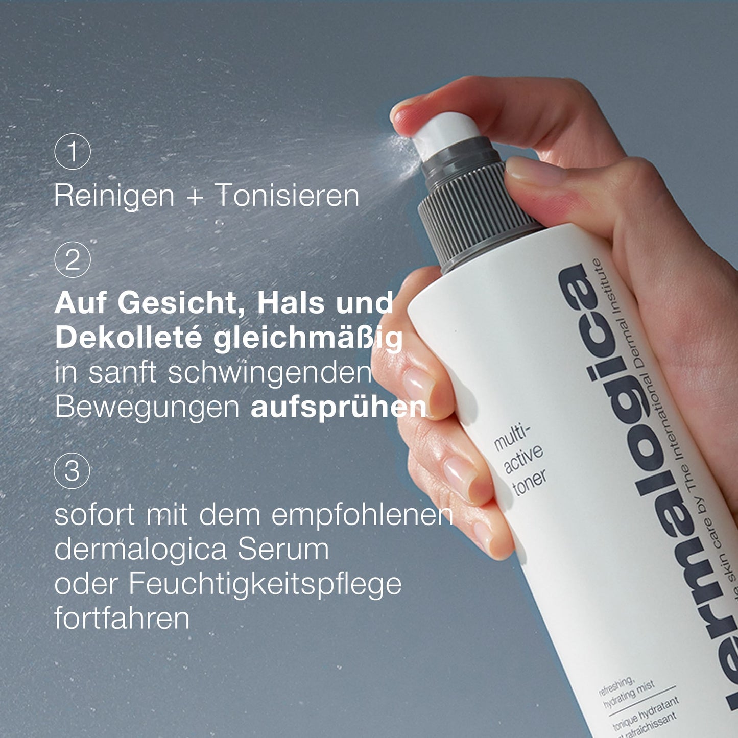 Eine Hand sprüht Multi Active Toner, einen feuchtigkeitsspendenden Toner mit Lavendel und Aloe Vera, aus einer weißen Flasche. Daneben erscheinen die deutschen Anwendungshinweise auf hellblauem Hintergrund.