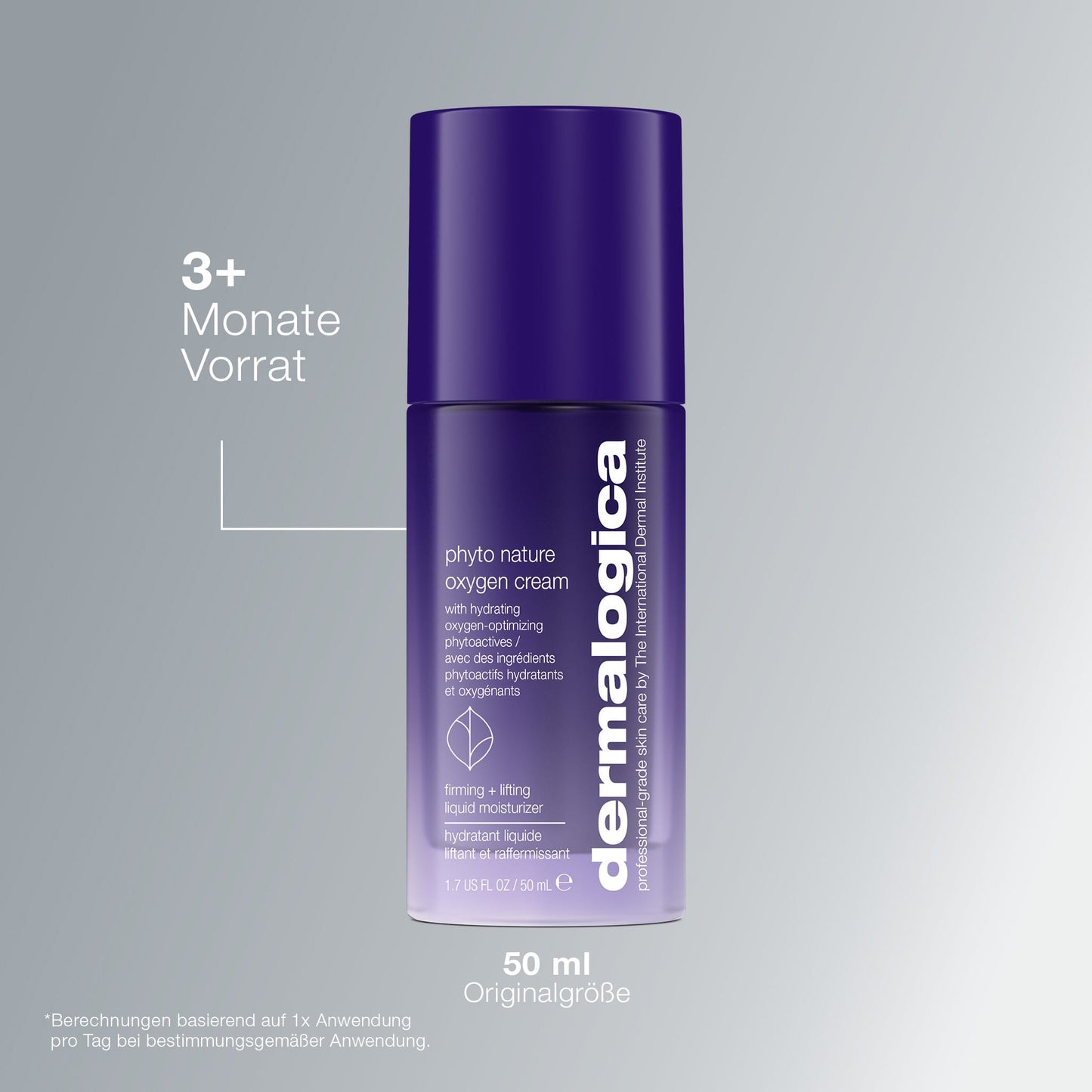 Eine lilafarbene Flasche der Phyto Nature Oxygen Cream ist auf einem hellgrauen Hintergrund abgebildet, mit deutschem Text, der auf einen Vorrat für mehr als 3 Monate und die Originalgröße von 50 ml hinweist und darauf, dass sie ideal ist, um der Hautalterung vorzubeugen.