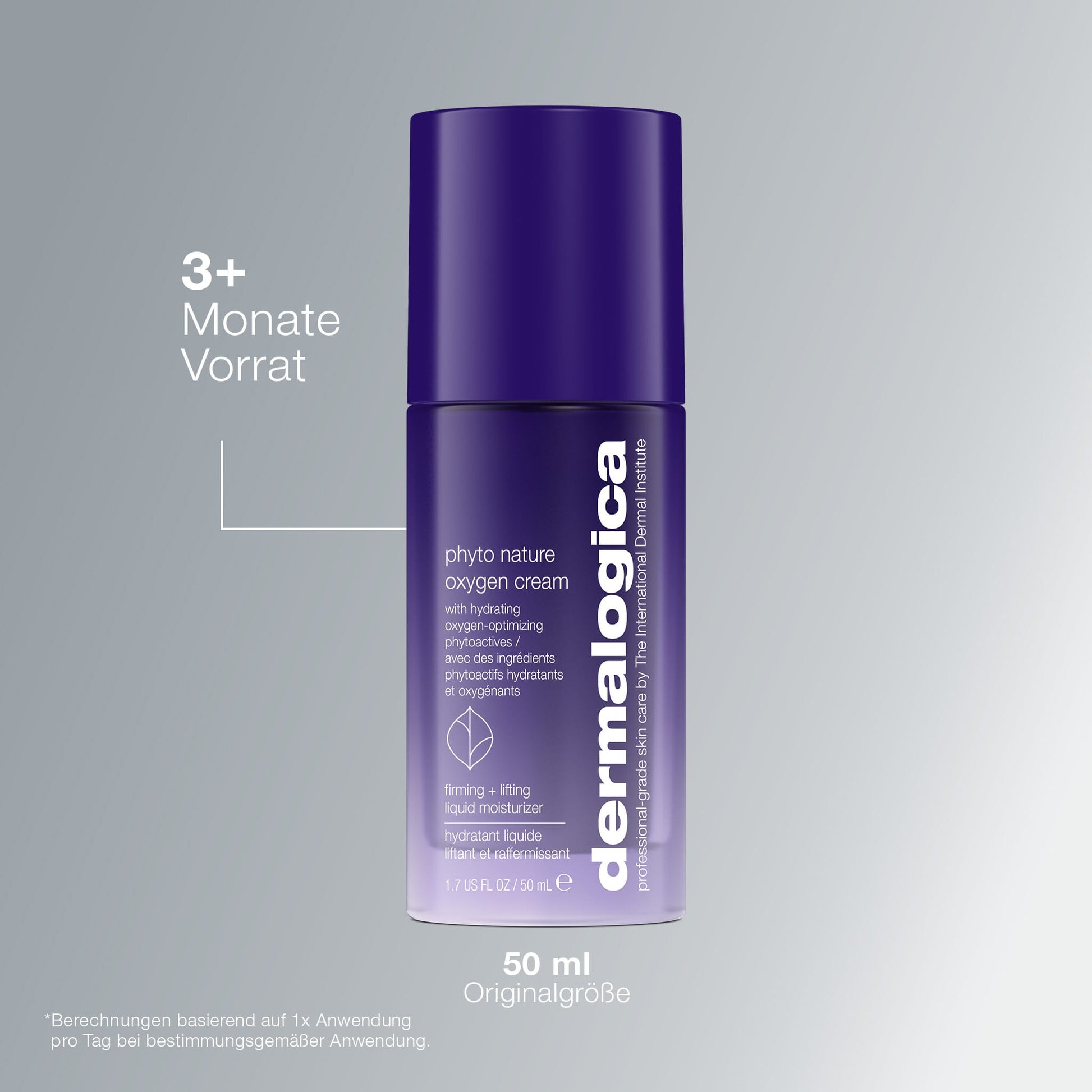 Eine lilafarbene Flasche der Phyto Nature Oxygen Cream ist auf einem hellgrauen Hintergrund abgebildet, mit deutschem Text, der auf einen Vorrat für mehr als 3 Monate und die Originalgröße von 50 ml hinweist und darauf, dass sie ideal ist, um der Hautalterung vorzubeugen.