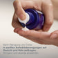 Eine Hand verteilt die Phyto Nature Oxygen Cream aus einer lilafarbenen Flasche auf die Finger, mit der deutschen Anweisung, die straffende Feuchtigkeitscreme nach der Reinigung und Tonisierung auf Gesicht und Hals aufzutragen.