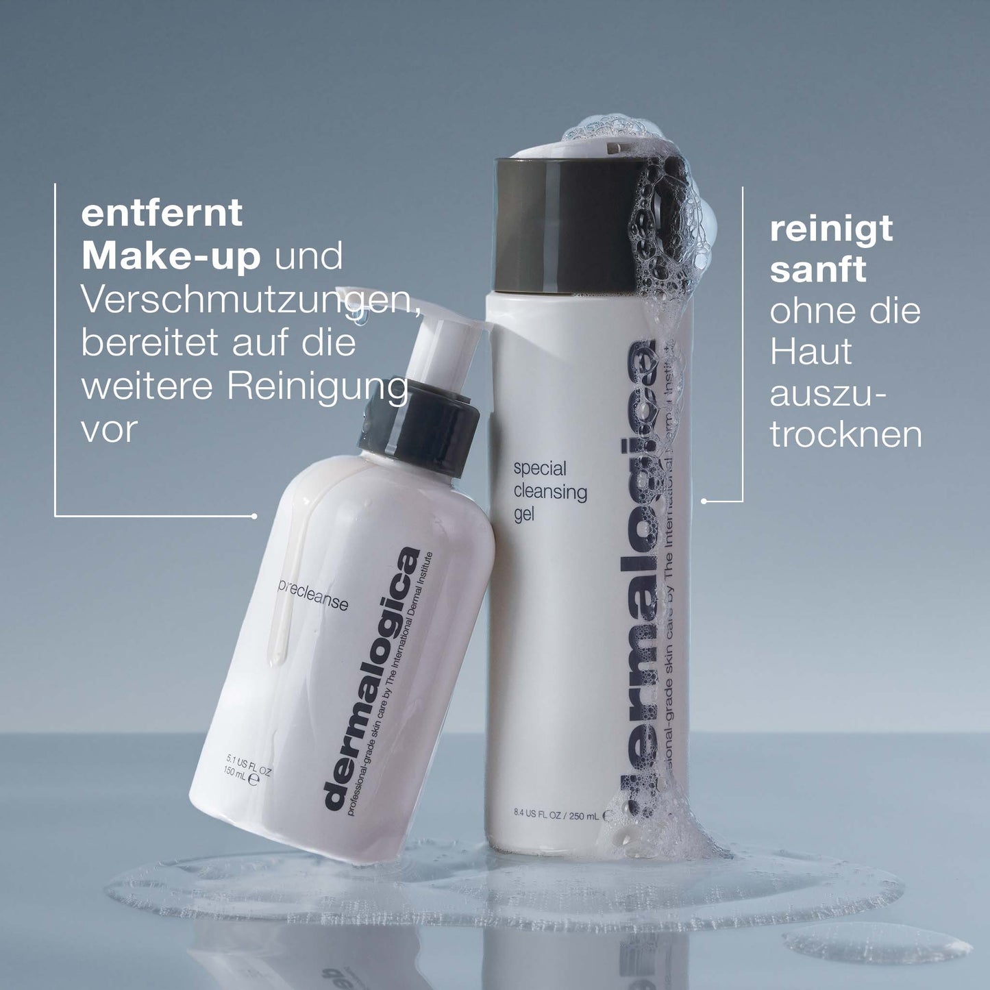 Das Dermalogica-Produkt PreCleanse, ein wasserlösliches Reinigungsöl und Make-Up-Entferner, steht aufrecht mit Wassertropfen, umgeben von deutschem Text zu seinen reinigenden Vorteilen.