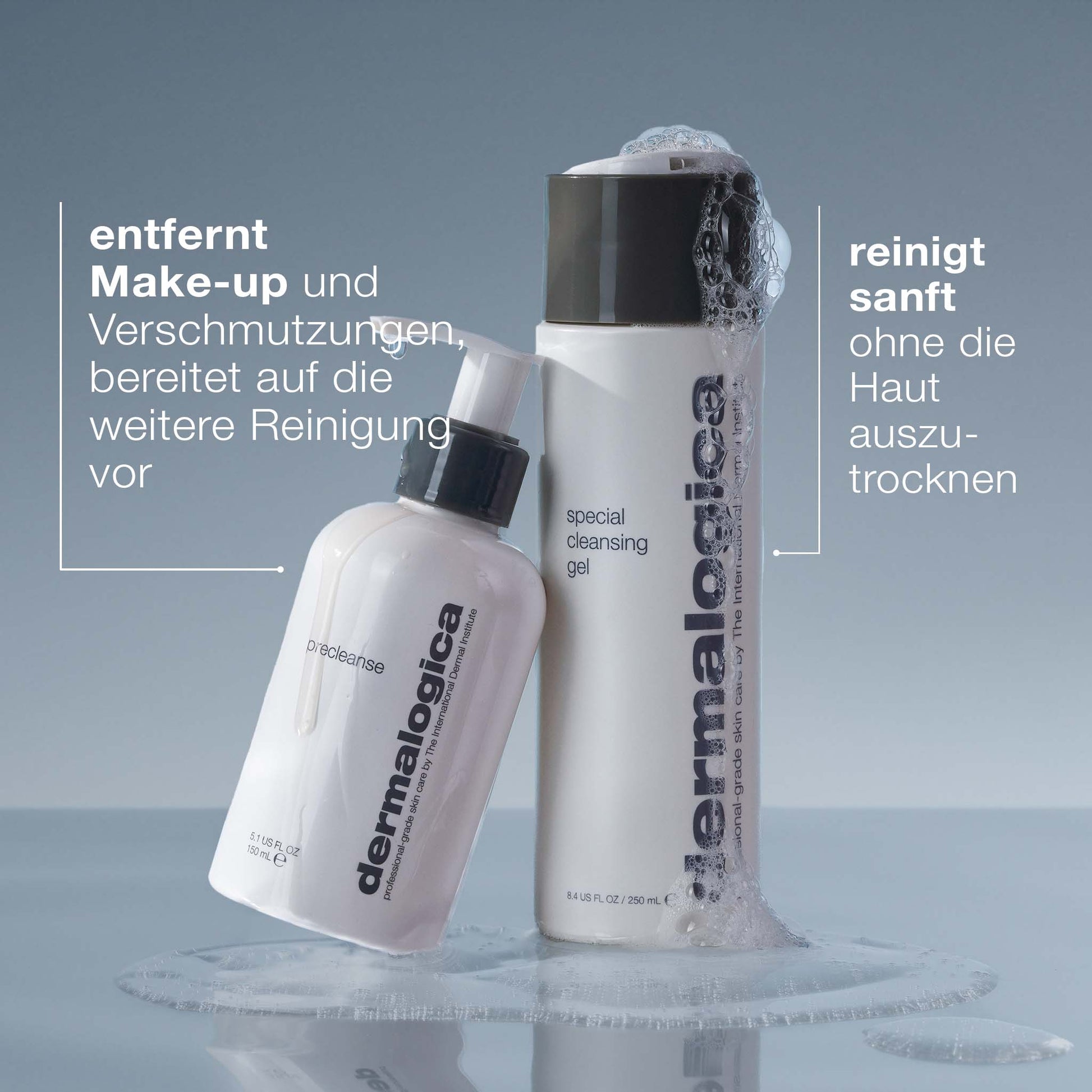 Das Dermalogica-Produkt PreCleanse, ein wasserlösliches Reinigungsöl und Make-Up-Entferner, steht aufrecht mit Wassertropfen, umgeben von deutschem Text zu seinen reinigenden Vorteilen.