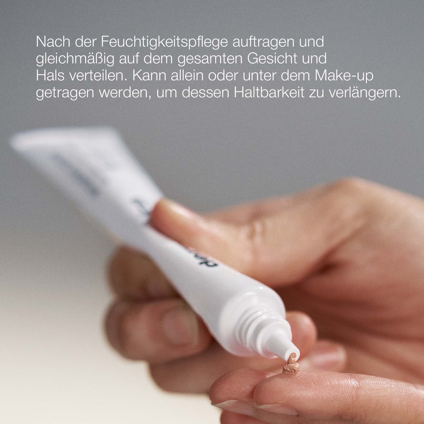 Eine Hand hält eine weiße Tube SkinPerfect Primer SPF30 und verteilt die Creme auf eine Fingerspitze; darüber ist eine deutsche Anleitung für Make-up Grundierung und Anti-Age-Pflege zu sehen.