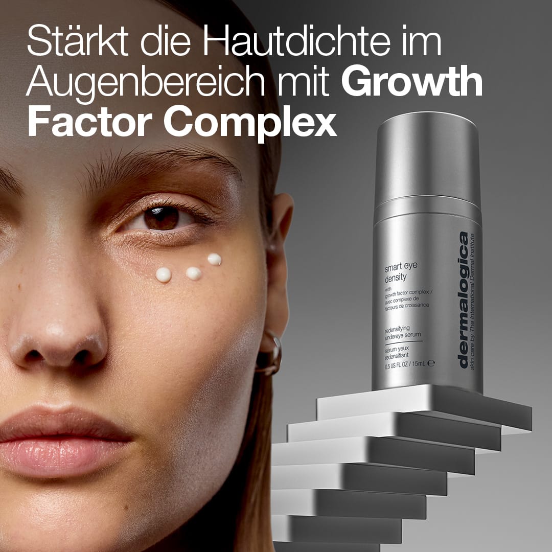 Eine Frau mit kleinen Tupfern Augencreme unter den Augen neben einer Flasche „Smart Eye Density Serum“; der deutsche Text wirbt für den innovativen Wachstumsfaktor-Komplex und das biointelligente Augenserum für eine verbesserte Hautdichte der Augenpartie.