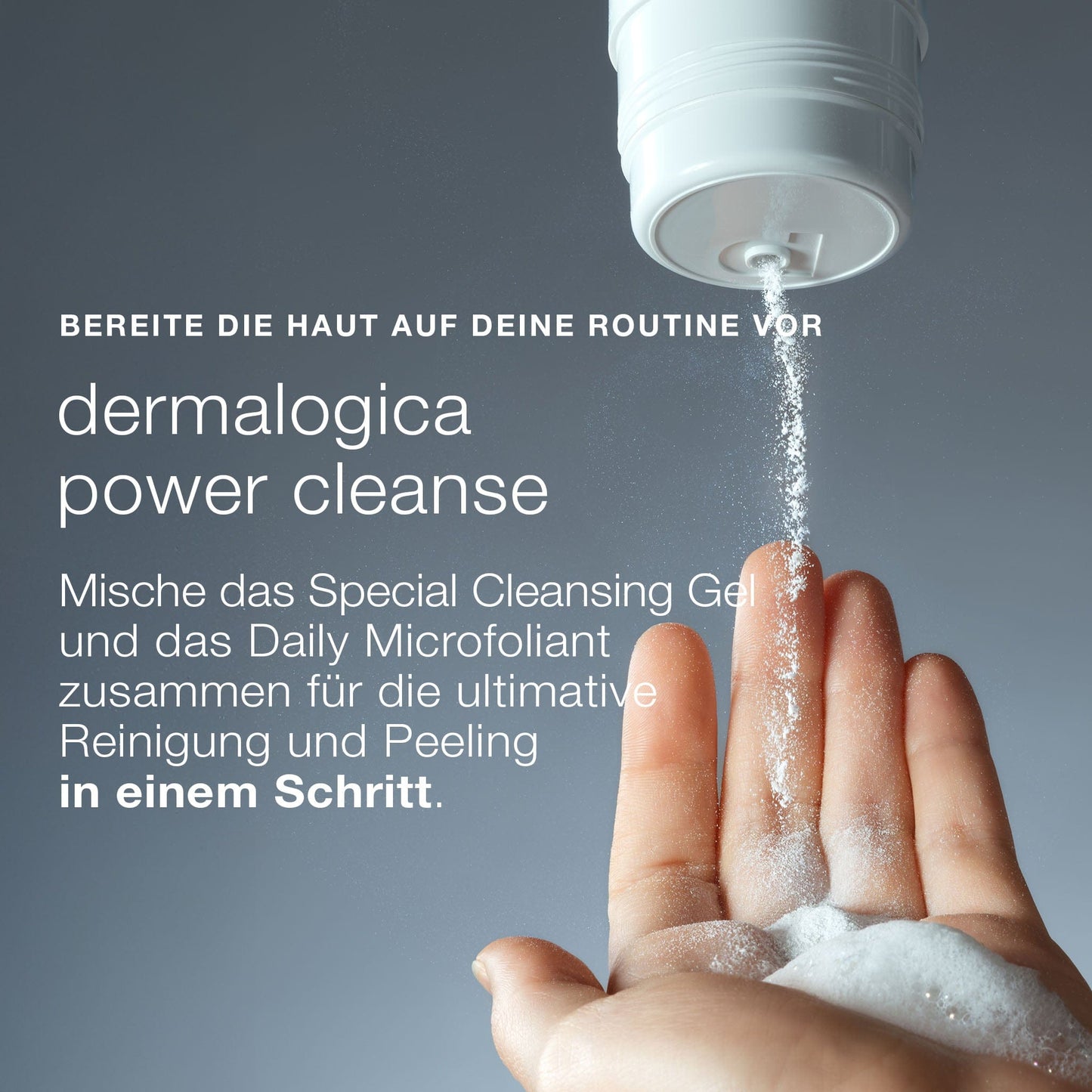 Eine Hand fängt seifenfreien, pH-hautneutralen Schaum und Puder aus einer Flasche mit deutschem Text, der für die Dermalogica Special Cleansing Gel Hautpflegeroutine wirbt.