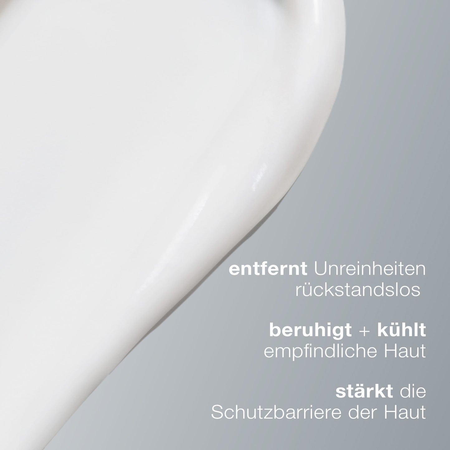 Nahaufnahme der weißen Creme-Gel-Textur des UltraCalming Cleansers mit deutschem Text, der seine Vorteile beschreibt: entfernt Unreinheiten, beruhigt und kühlt empfindliche Haut und stärkt die Schutzbarriere mit dem UltraCalming Complex.