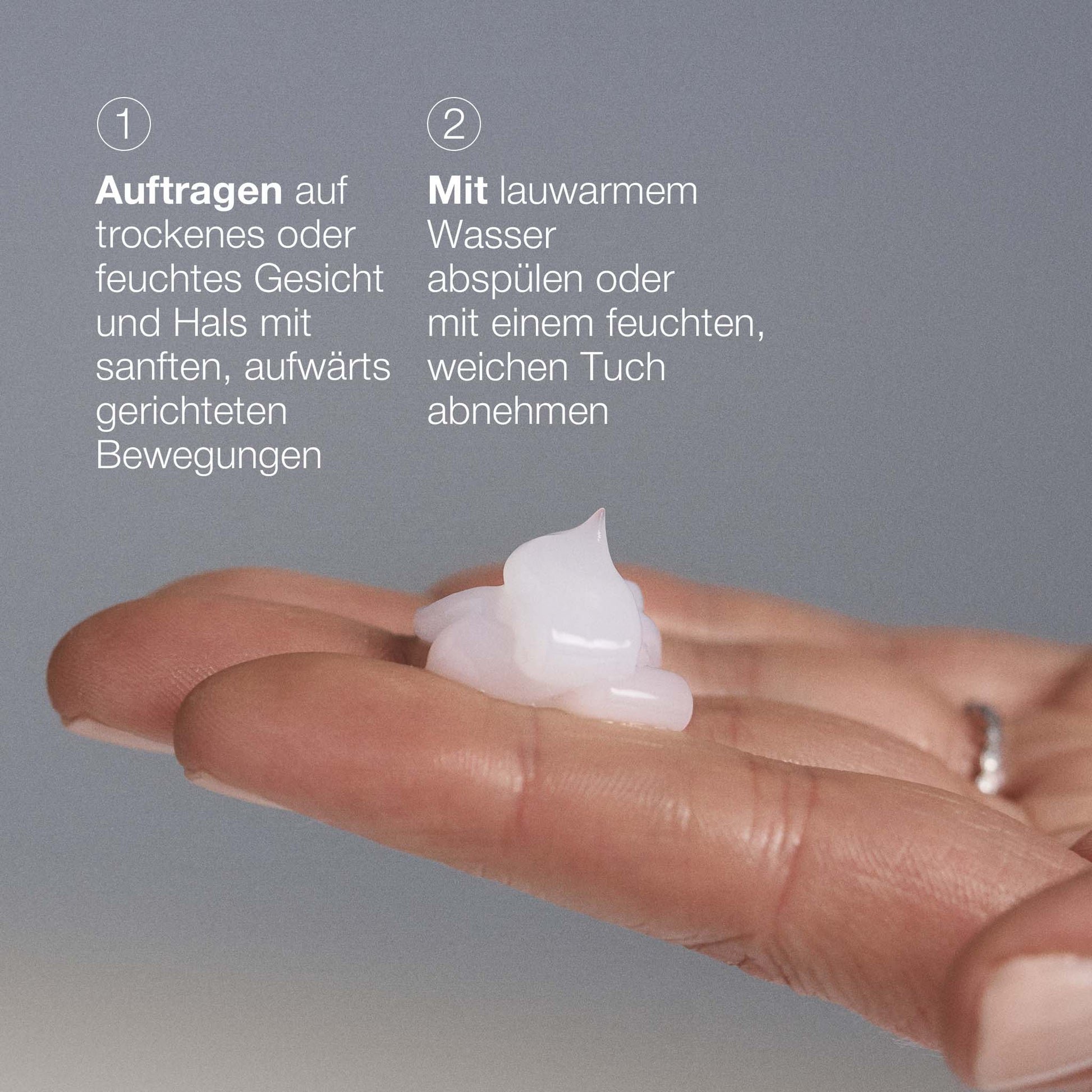Eine Hand hält eine kleine Menge des weißen UltraCalming Cleanser, im Hintergrund eine deutsche Anleitung zur Anwendung im Gesicht und zum Abspülen - dank der beruhigenden Formel ideal für empfindliche Haut.
