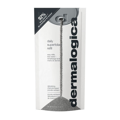 Die Daily Superfoliant Nachfüllpackung mit Detox-Peeling und Aktivkohle-Puder spart 92 % Kunststoff im Vergleich zum Original.
