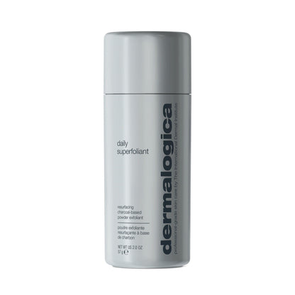 Ein silberner zylindrischer Behälter mit Dermalogica Daily Superfoliant, einem hauterneuernden Puderpeeling mit Binchotan-Holzkohle, mit dem Produktnamen und Einzelheiten auf dem Etikett.