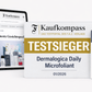 Eine Tafel mit Informationen zur Hautpflege steht neben einem Schild mit der Aufschrift Testsieger Daily Microfoliant + Special Cleansing Gel 01/2026" und einer Flasche Daily Microfoliant + Special Cleansing Gel für ein verfeinertes Hautbild.