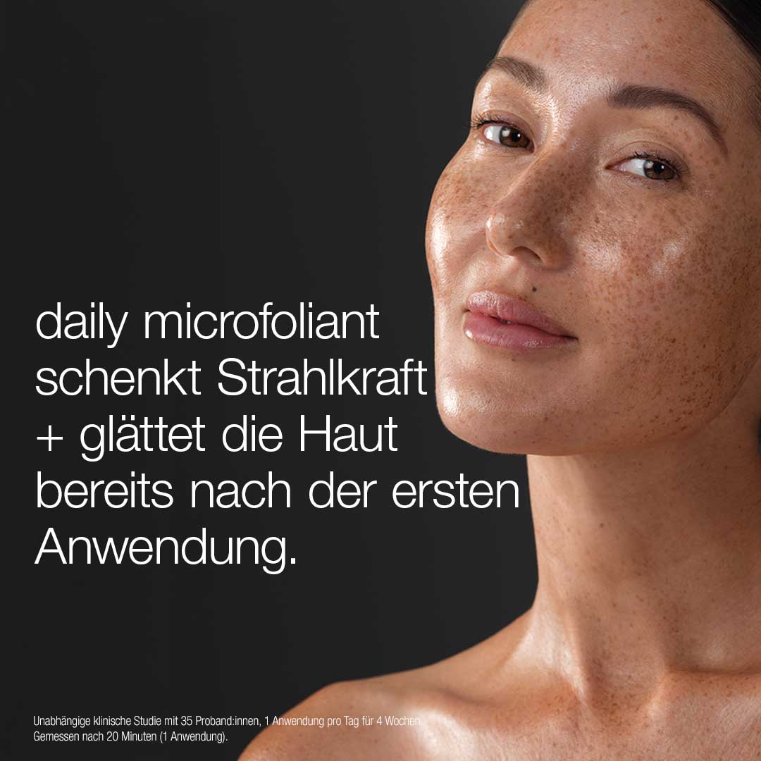 Eine Frau mit leuchtender, sommersprossiger Haut blickt in die Kamera; Text auf Deutsch wirbt für das First Snow of the Season Set für glatte Haut und sichtbar mehr Strahlkraft nach nur einer Anwendung.