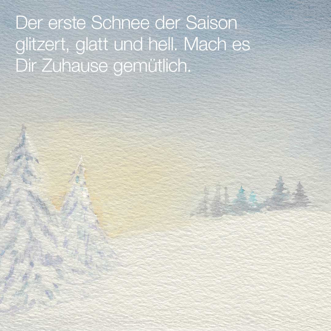 Aquarell-Illustration einer verschneiten Landschaft mit pastellfarbenem Himmel, Bäumen und deutschem Text über den ersten Schnee der Saison, gemütliche Momente zu Hause und den Genuss von glatter Haut mit dem ersten Schnee der Saison Set Peeling Geschenkset.