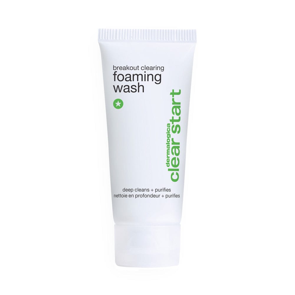 Auf weißem Hintergrund ist eine weiße Tube Foaming Wash Reisegröße (15 ml) – Dein Geschenk zu sehen.