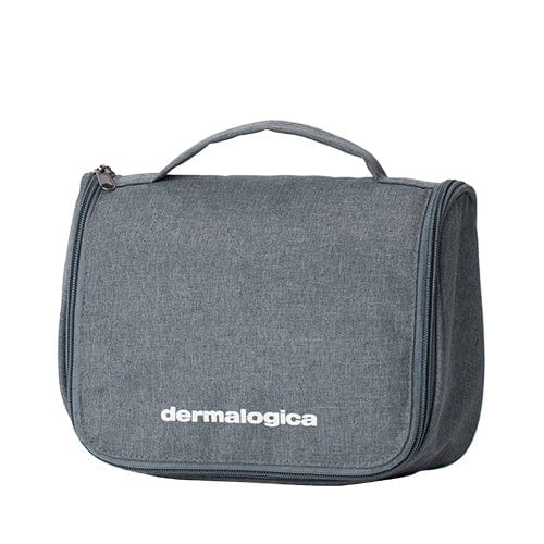 Dermalogica Reisetasche – Dein Geschenk! Exklusive graue Stofftasche mit Henkel und Reißverschluss, vorn mit weißem „dermalogica“ Logo bedruckt.