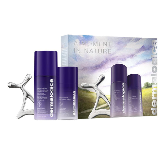 Erleben Sie strahlende Haut mit dem A Moment in Nature Set, das drei lilafarbene Dermalogica-Flaschen mit der Phyto Nature Oxygen Cream, zwei silberne Gesichtsmassage-Tools und eine Box mit der Aufschrift "A Moment in Nature" für sichtbare Lifting-Power enthält.