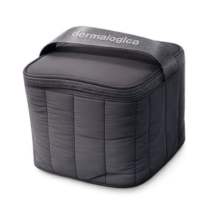 Eine graue, gesteppte, isolierte Dermalogica Lunch Bag mit Reißverschluss und Griff, beschriftet mit "dermalogica" und gekennzeichnet als "Dein Geschenk!"-kein Verkaufsprodukt.