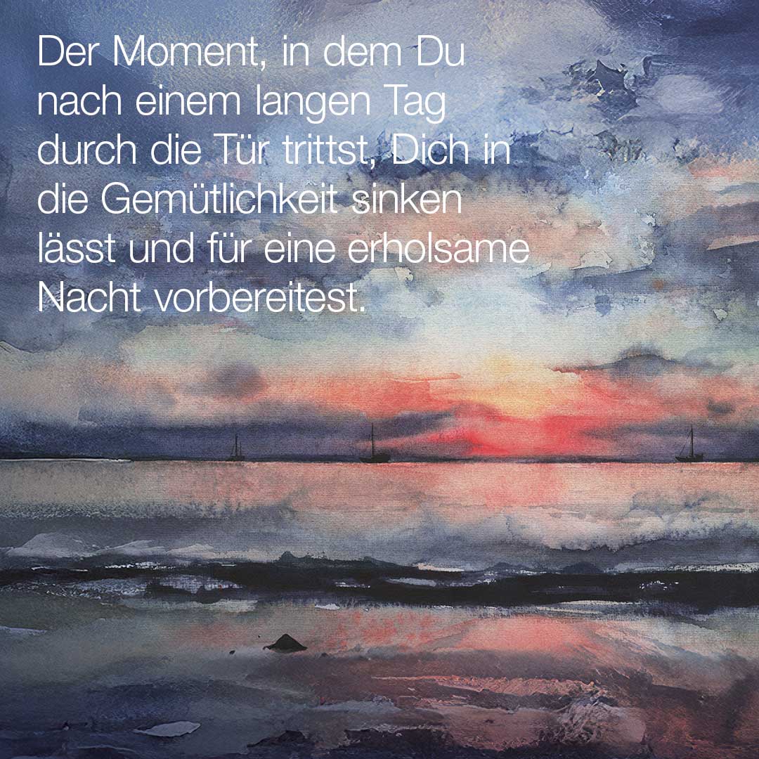 Ein aquarellierter Sonnenuntergang über einem ruhigen Meer mit Segelbooten sowie ein deutscher Text zum Thema Entspannung nach einem langen Tag - perfekt in Kombination mit dem Set Gute Nacht zum Entspannen und Pflegen der Haut.