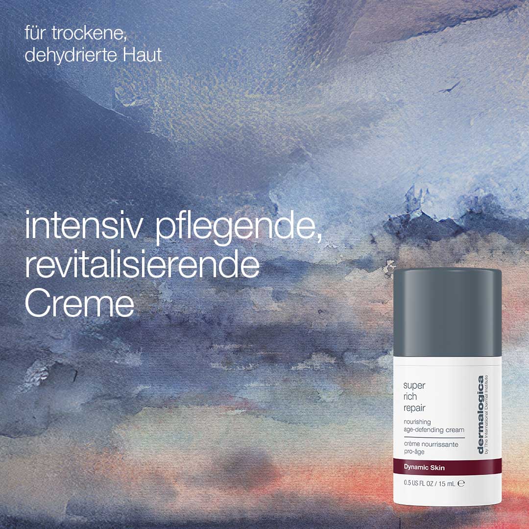 Ein Flakon aus dem "A Good Night's Rest Set" erscheint vor einem blauen Aquarellhintergrund mit deutschem Text, der die Vorteile für trockene, dehydrierte Haut und Anti-Aging-Pflege hervorhebt.