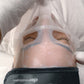 Mit dem Pro Pen Kit mit Daily Microfoliant + Cooling Biocellulose Masque genießen Sie eine wohltuende Gesichtsbehandlung, bei der behandschuhte Hände die durchscheinende Maske sanft auf der Stirn verteilen und so die Haut regenerieren und gleichzeitig ihre empfindliche Hautbarriere bewahren.