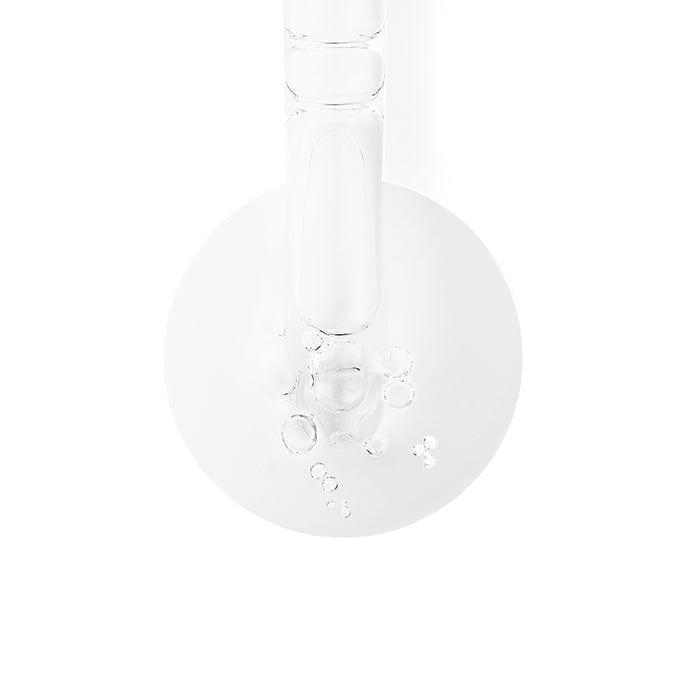 Eine Glaspfeife mit Blasen darin auf weißem Hintergrund, die ihre Routine bei Unreinheiten und Pickelmale-bekämpfenden Eigenschaften zur Schau stellt.