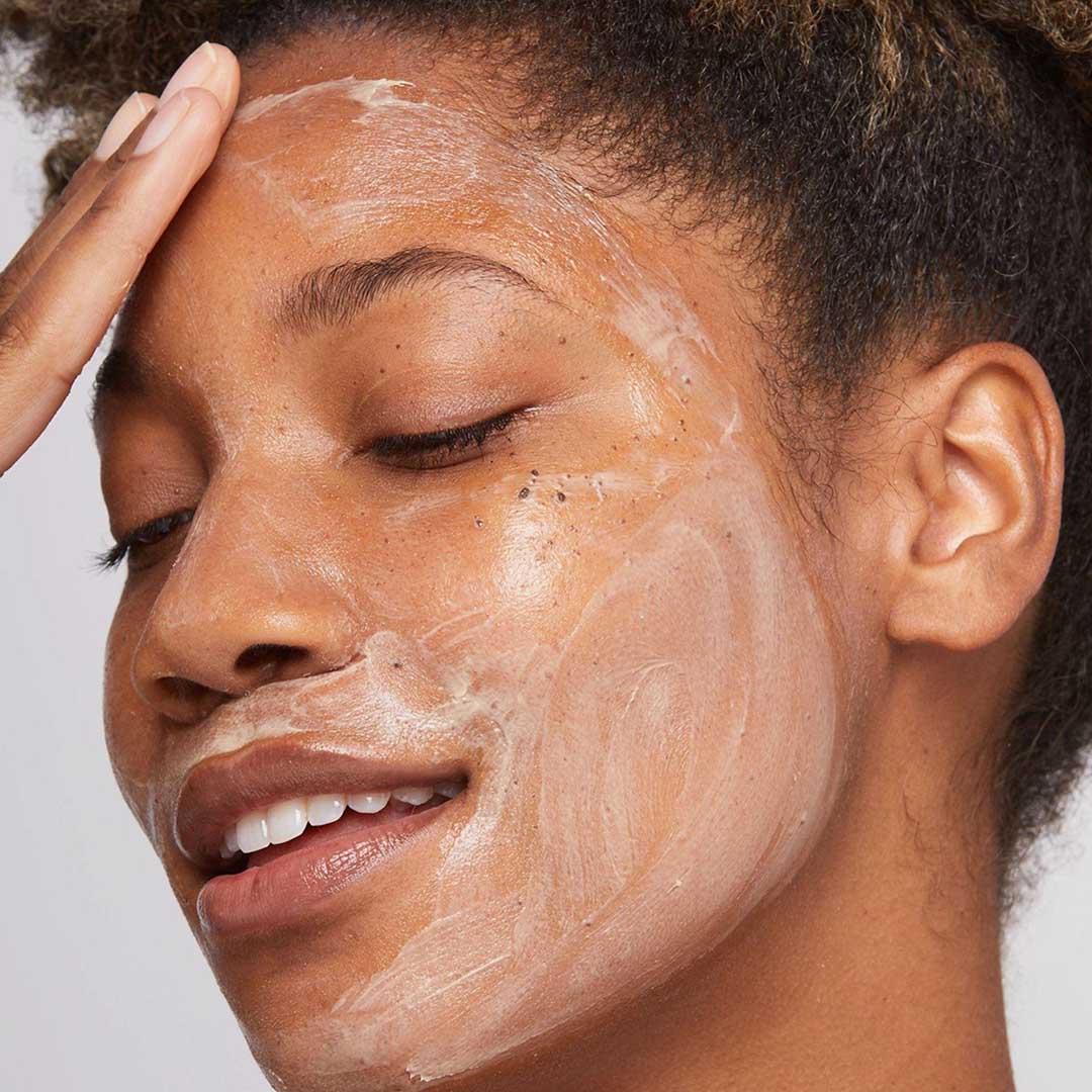 Als Teil des Stressed Skin Recovery System Sets trägt man die MultiVitamin Power Recovery Masque auf das Gesicht auf und massiert sie sanft in die Haut ein.