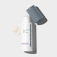 Eine Flasche feuchtigkeitsspendendes Serum „Routine bei empfindlicher Haut & Rosacea“ auf weißem Hintergrund.