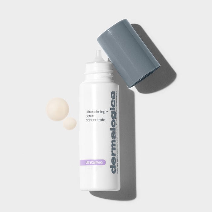 Ein konzentriertes, ultra-beruhigendes Serumkonzentrat, 40 ml | Feuchtigkeitspflege für empfindliche Haut auf weißem Hintergrund.