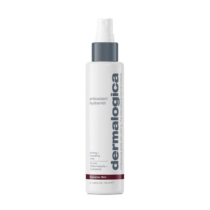 Eine weiße 150-ml-Flasche Antioxidant HydraMist mit Pumpverschluss, gekennzeichnet als straffendes und feuchtigkeitsspendendes Gesichtsspray für dynamische Haut und Schutz vor Alterung.