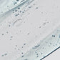 Nahaufnahme von Cooling Aqua Jelly, einem klaren Gel mit kleinen Bläschen auf weißem Hintergrund – ideal für fettige Haut und angereichert mit Hyaluronsäure für einen erfrischenden Cooling Moisturizer-Effekt.