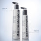 Zwei Flaschen Magnetic[+] Afterglow Cleanser – Review werden in 295 ml und 150 ml Pumpspendern vor einem hellblauen Hintergrund mit Farbverlauf präsentiert. Dieser cremige Reiniger enthält Hyaluron für eine verbesserte Hautfeuchtigkeit.