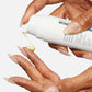 Eine Person gibt Dynamic Skin Retinol Serum aus einer weißen Flasche auf ihre Finger und bereitet sich darauf vor, das gelbliche Anti-Aging-Serum aufzutragen.
