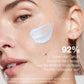 Nahaufnahme des Gesichts einer Frau mit Magnetic[+] Afterglow Cleanser auf ihrer Wange; Textnotizen: 92 % der Benutzer einer Hautpflegeumfrage berichteten von einer verbesserten Hautfeuchtigkeit.
